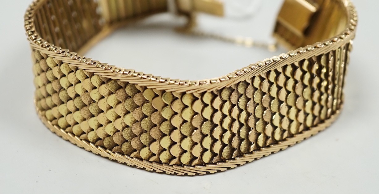 A modern three colour 18kt 'fish scale' link bracelet, approx. 18cm, 53.5 grams.